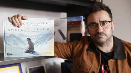 El cineasta Juan Antonio Bayona posa para EFE en su despacho de Barcelona tras conocer que su película 'La sociedad de la nieve', que narra la lucha de los supervivientes de la tragedia aérea de Los Andes, ha logrado este martes dos nominaciones a los premios Óscar de la Academia de Hollywood, entre ellos el de la mejor película internacional.