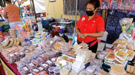 <b><span class=mln_uppercase_mln>Esfuerzo.</span></b> Una emprendedora participa con su negocio de dulces típicos en una feria.<span class=mln_uppercase_mln> Foto: Melvin Cubas.</span>