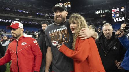 Travis Kelce y Taylor Swift derrocharon amor hace unas semanas, tras finalizar un partido.