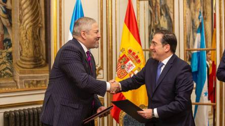 El canciller de Honduras, Enrique Reina, y el ministro español de Exteriores, José Manuel Albares.