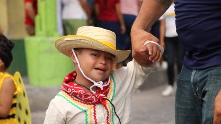Aarón Izaguirre participó en el bloque que resaltó la Identidad Nacional del centro Mary Flakes de Flores en Santa Rosa de Copán.
