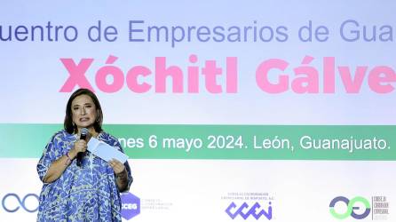 La candidata presidencial de la oposición Xóchitl Gálvez, habla durante una reunión en la ciudad de León, (México).