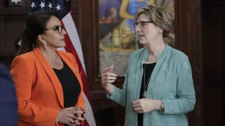 La presidenta de Honduras, Xiomara Castro, y la embajadora de Estados Unidos en Honduras, Laura F. Dogu (d) EFE / Gustavo Amador.