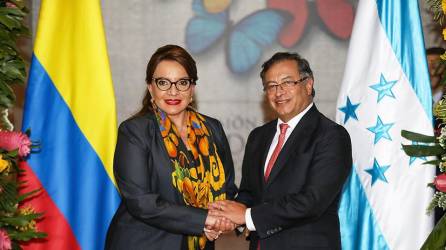 La presidenta de Honduras, Xiomara Castro, y el mandatario colombiano, Gustavo Petro, durante un encuentro diplomático.