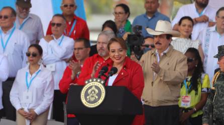 La presidenta de Honduras, Xiomara Castro, pronuncia hoy un discurso durante los actos por sus dos años de Gobierno, en Tegucigalpa (Honduras).