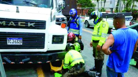 <b>Los policías municipales se trasladan en motocicletas buscando poner orden en el centro, aquí inmovilizan un vehículo.</b>