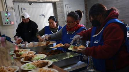 Migrantes preparan alimentos en el albergue 'La casa del migrante' en Ciudad Juárez, Chihuahua (México).