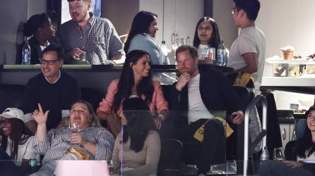 El príncipe Harry junto a su esposa, Meghan Markle, durante un evento deportivo en Los Ángeles.