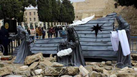 Un nacimiento muestra al Niño Jesús entre escombros este domingo en Belén (Cisjordania ocupada), en solidaridad con los niños que mueren por los bombardeos en Gaza.