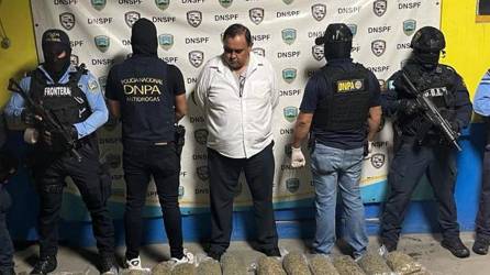 Óscar Gerardo Becerra García fue presentados por la Policía.