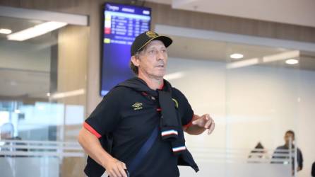 Momento de la llegada de Pedro Troglio al Aeropuerto de Palmerola.