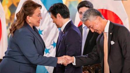 La presidenta de Honduras, Xiomara Castro, saluda al viceministro parlamentario de Asuntos Exteriores de Japón, Yasushi Hosaka.