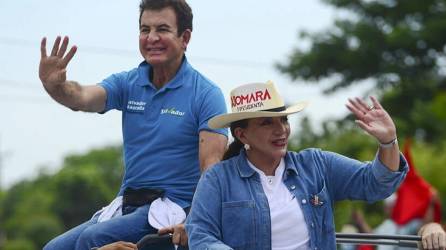 Xiomara Castro y Salvador Nasralla en una gira política durante la campaña electoral de 2021.