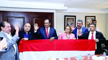 Autoridades del CCEPL llegaron al Congreso Nacional para ratificar a Mario Segura en la jefatura de la bancada.