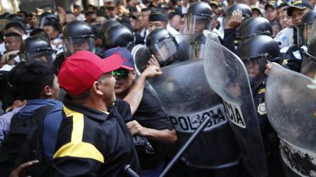 Cientos de manifestantes se abrieron paso a empujones entre la barrera policial para acercarse al Congreso de <b>Guatemala</b>, inconformes por el retraso de la juramentación presidencial del socialdemócrata, Bernardo Arévalo, que está prevista para la tarde de este domingo, observaron periodistas de la AFP.