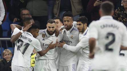 Karim Benzema siendo felicitado por sus compañeros tras marcar su doblete.