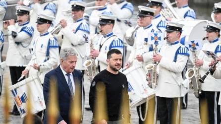 El presidente de Ucrania, Volodimir Zelenski, durante un encuentro político con el mandatario de Finlandia.