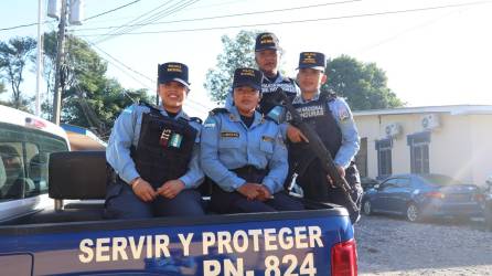 Las mujeres policías salen a patrullar en grupo por las calles de La Ceiba. Su presencia es clave en las labores de segurida comunitaria.
