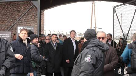 El fundador de Tesla, Elon Musk, durante su visita al campo de concentración de Auschwitz, en Polonia.