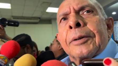 El expresidente de Honduras Porfirio Lobo dando declaraciones a periodistas.