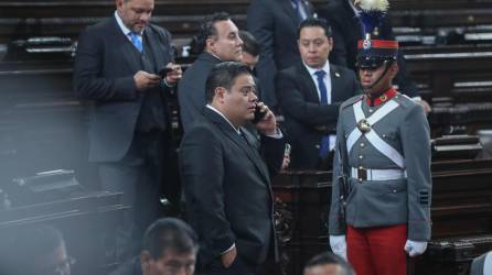 El parlamentario Allan Rodrí­guez (c) habla hoy por teléfono durante la sesión de juramentación de 160 diputados, en Ciudad de Guatemala.