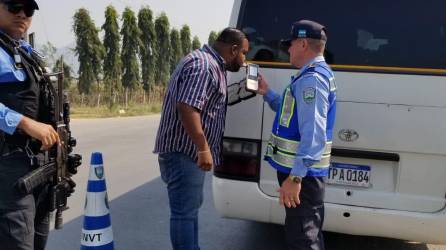 Agentes de Vialidad y Transporte practican pruebas de alcoholemia en las carreteras de Copán.