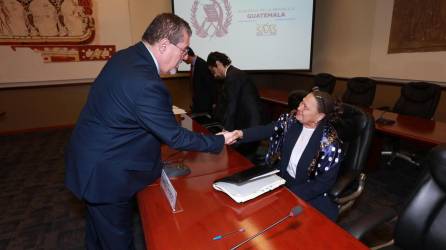 El presidente Bernardo Arévalo de León recibió a la fiscal general, Consuelo Porras Argueta, hoy, en la Casa Presidencial en Ciudad de Guatemala.