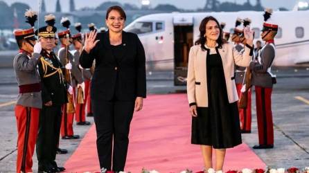 La presidenta de Honduras, Xiomara Castro, a su arribo a Guatemala.