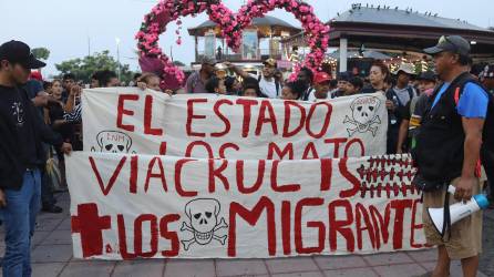 Migrantes caminan en caravana hoy, en el municipio de Tapachula, al sur de México. EFE/Juan Manuel Blanco