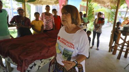 La hondureña estadounidense Norma Isabel Love (c), habla durante una entrevista con EFE en plenas labores de ayuda a niños de la etnia misquita, el 25 de mayo de 2023 en Mocorón, departamento de Gracias a Dios (Honduras).