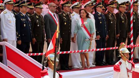La presidenta del Perú Dina Boluarte (c), durante la ceremonia del 27 aniversario del operativo de rescate Chavín de Huántar.
