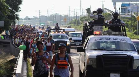 Agentes de la Guardia Nacional de México escoltan una nueva caravana de migrantes que salió del sur de México.