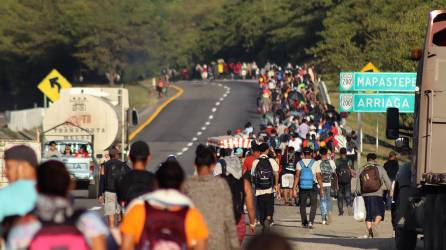 Más de 2,000 migrantes avanzan hacia EEUU tras separarse de la numerosa caravana que partió en Navidad del sur de México.