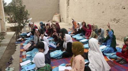 Foto de archivo de un grupo de niñas recibiendo clase en una improvisada escuela en Kunduz, Afganistán.