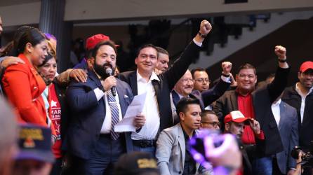 Luis Redondo, presidente del Congreso Nacional, da un discurso a las afueras del Legislativo luego que fracasara el primer intento para elegir al fiscal general y adjunto del Ministerio Público de Honduras.