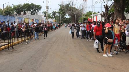 Decenas de migrantes hacen fila para regular su situación migratoria en Tapachula (México).