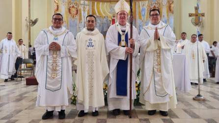Los nuevos sacerdotes Eduardo Ramírez, Marvin Guerra y Óscar Funes.