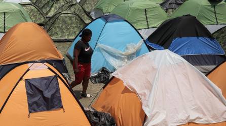 Un grupo de migrantes permanecen en un albergue en la capital mexicana (México).
