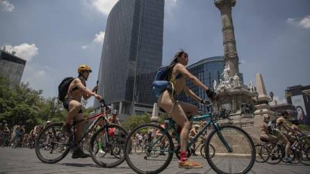 Cientos de ciclistas realizaron una rodada nudista hoy, por la principales calles de la Ciudad de México (México).