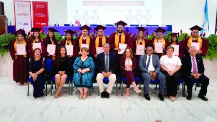 <b>Colaboradores de Hanes Brands celebran su graduación; firma del acuerdo entre Gildan y World Vision; jóvenes son capacitados a través del programa “Hilando Oportunidades”. Foto: Cortesía</b>