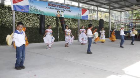 Los niños del primer bloque educativo, que abarca de primer a tercer grado, fueron los responsables de realizar diversas actividades en su su encantador evento. Los padres de familia fueron piezas claves en su desarrollo.