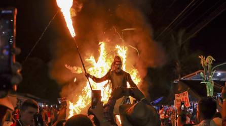 Turistas nacionales e internacionales participan en la celebración del Festival de las Chimeneas Gigantes, uno de los eventos más destacados de arte y cultura popular en el país, que se realiza en el municipio de Trinidad, en el departamento de Santa Barbará (Honduras).