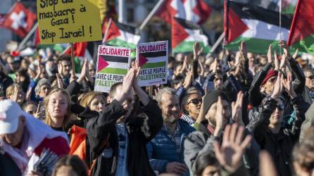 Varias personas participan en una manifestación en apoyo de los palestinos en Ginebra, Suiza, el 16 de marzo de 2024. EFE