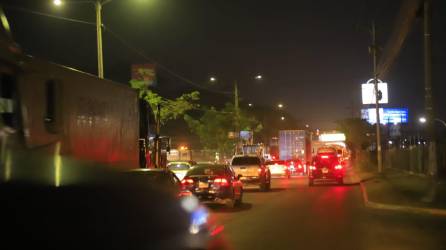 Caos vial en 33 calle y bulevar del sur de San Pedro Sula