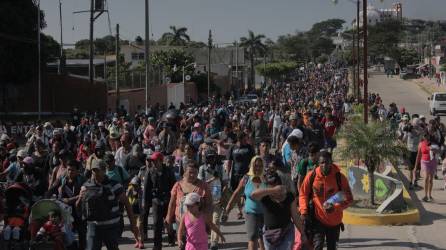 La caravana de migrantes continúa con su caminata este sábado, en el municipio de Tonalá, en el estado de Chiapas (México). EFE/Juan Manuel Blanco.Foto: EFE