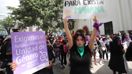 Decenas de personas participan hoy en una manifestación a propósito del Día de la Mujer en Honduras, frente a la sede del Parlamento en Tegucigalpa (Honduras).