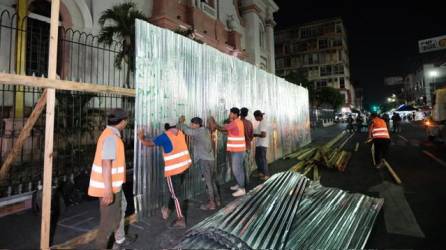 Luego de minutos de tensión y diálogo los equipos municipales comenzaron a colocar láminas en los alrededores de la catedral Metropolitana San Pedro Apóstol con el objetivo de reparar y limpiar las aceras según las autoridades por las actividades religiosas que se realizarán en Semana Santa.