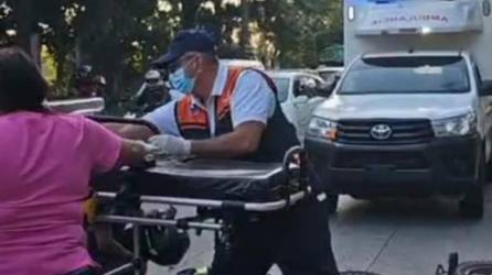 Personal de una ambulancia de Copeco llegaron a auxiliar al conductor de la motocicleta.