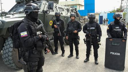 Agentes de policía vigilan el operativo de llegada del exvicepresidente Jorgue Glas a la cárcel La Roca en Guayaquil (Ecuador).