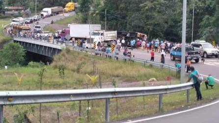 Al menos 16 personas murieron, entre ellos varios niños, y más de una veintena resultaron lesionadas este sábado cuando un autobús volcó en una carretera en Nicaragua.